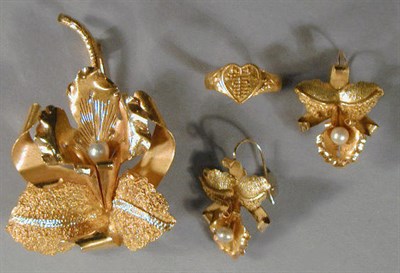 Lot 156 - Suite of Gold Jewelry 18 kt. yellow gold,...
