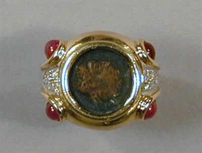 Lot 64 - Gold and Diamond Coin Ring 18 kt. yellow gold,...
