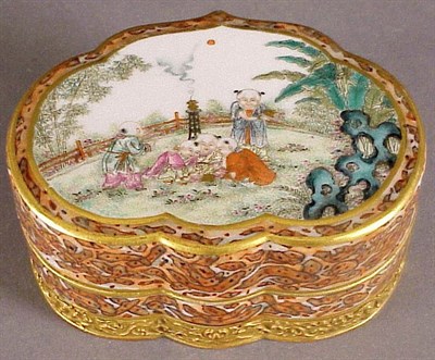 Lot 249 - Famille Rose Ruyi-Form Covered Box...