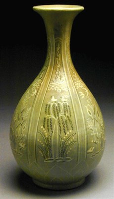 Lot 48 - Sang'gam Bottle Vase 13th Century The paste is...