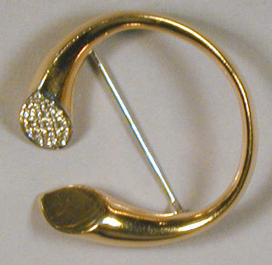 Lot 325 - Gold and Diamond Circle Pin 18 kt. yellow gold,...