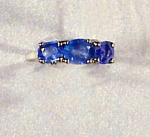 Lot 112 - Three Stone Sapphire Ring 14 kt. white gold,...