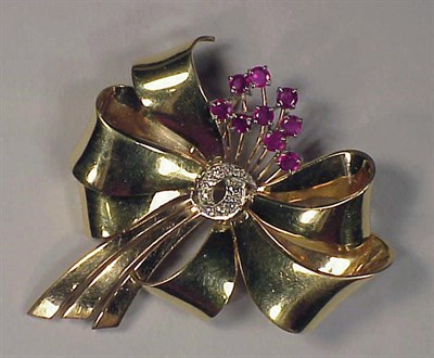 Lot 389 - Retro Gold, Ruby and Diamond Pin 14 kt. yellow...