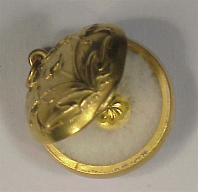 Lot 217 - Art Nouveau Powder Box 18 kt. yellow gold, of...