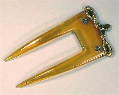 Lot 165 - Gold Hair Comb The comb mounted by a 14 kt....