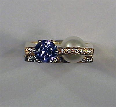 Lot 23 - Diamond, Pearl and Tanzanite Ring 14 kt....