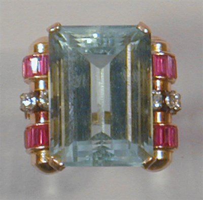 Lot 146 - Retro Ring Large aquamarine and gilt-metal...