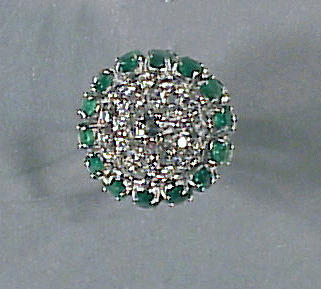 Lot 124 - Diamond and Emerald Ring 14 kt. white gold, of...