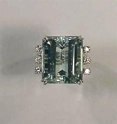 Lot 259 - Aquamarine and Diamond Ring 14 kt. white gold,...