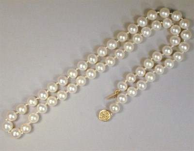 Lot 116 - Cultured Pearl Necklace The single strand...