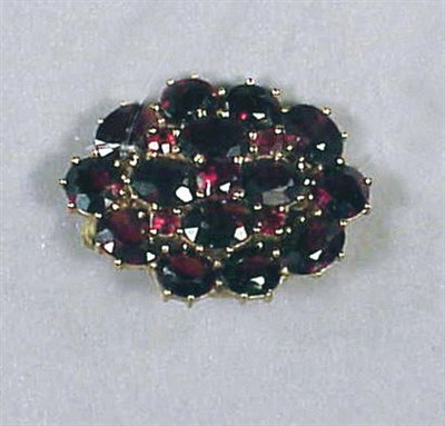 Lot 92 - Garnet Cluster Brooch 9 kt. yellow gold.