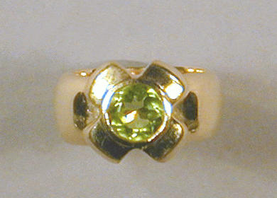Lot 85 - Gold and Peridot Ring 18 kt. yellow gold, the...