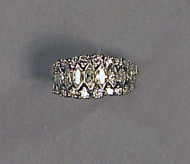 Lot 347 - Diamond Wedding Band Platinum, set to the...