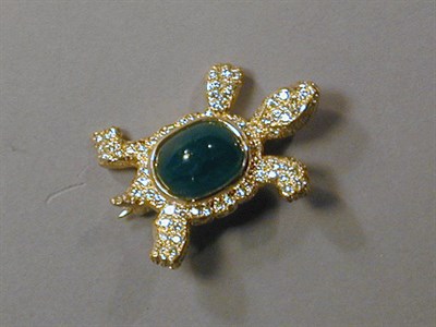 Lot 80 - Cabochon Emerald Turtle Pin 18 kt. yellow gold,...
