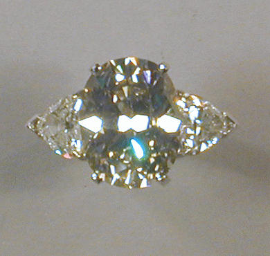 Lot 516 - Diamond Ring Platinum, set to the center with...