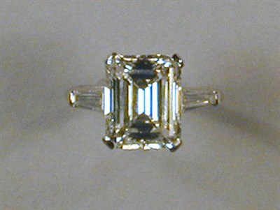 Lot 533 - Diamond Engagement Ring Platinum, set to the...