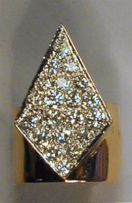 Lot 360 - Gold and Diamond Ring 18 kt. yellow gold, the...