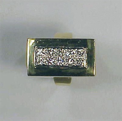 Lot 176 - Gold and Diamond Ring 14 kt. yellow gold, the...
