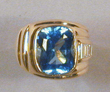 Lot 90 - Blue Topaz and Diamond Ring 18 kt. yellow gold,...