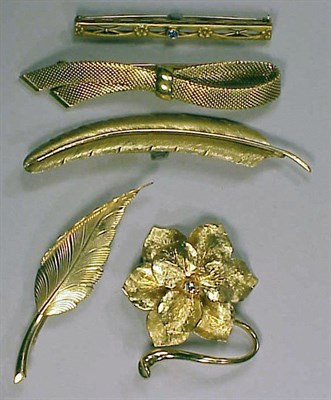 Lot 139 - Five Assorted Gold Pins 14 kt. yellow gold,...