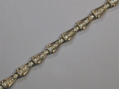 Lot 353 - Diamond Bracelet Platinum, the flexible band...