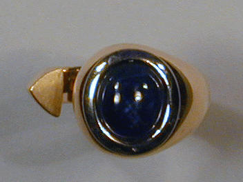 Lot 365 - Gold and Cabochon Sapphire Ring 18 kt. yellow...
