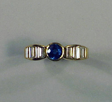Lot 243 - Diamond and Sapphire Ring 18 kt. yellow gold,...