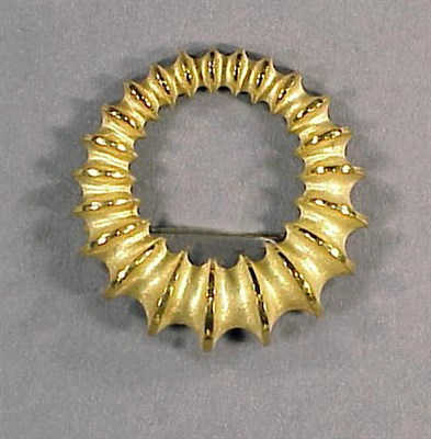 Lot 74 - Gold Brooch 18 kt. yellow gold, of tapered...