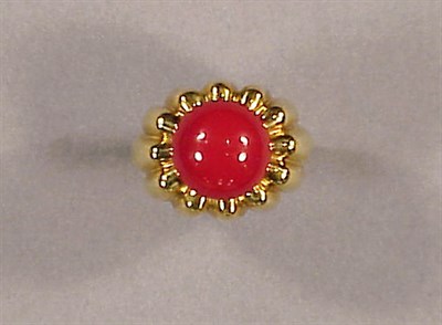 Lot 46 - Gold and Coral Ring 18 kt. yellow gold, the...