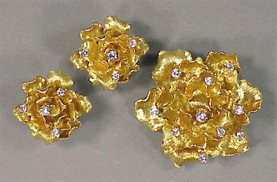 Lot 525 - Diamond and Gold Pin and Earring Set 18 kt....