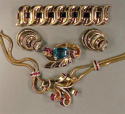 Lot 318 - Group of Retro Jewelry Comprising a round...