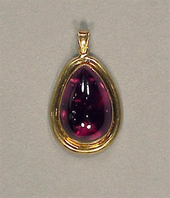 Lot 60 - Gold and Garnet Pendant 14 kt. yellow gold, of...