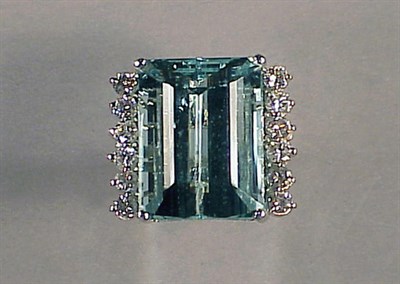 Lot 600 - Aquamarine and Diamond Ring 18 kt. white gold,...
