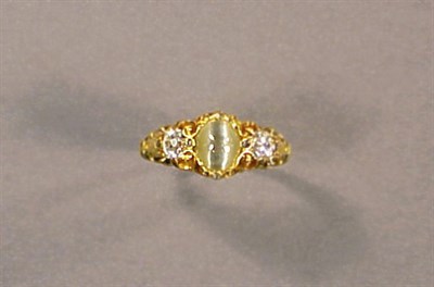 Lot 474 - Chrysoberyl Cat's-Eye and Diamond Ring 18 kt....
