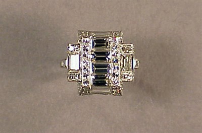 Lot 637 - Art Deco Diamond Ring Platinum, the geometric...