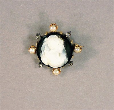 Lot 87 - Black and White Hardstone Cameo Pin The 14 kt....