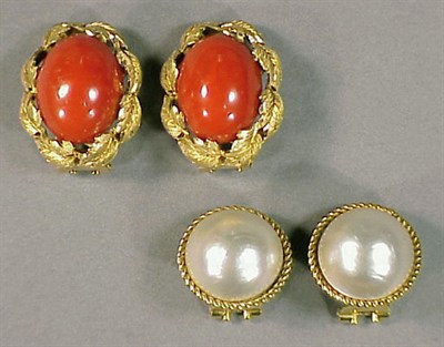 Lot 37 - Two Pairs of Gold Earclips 18 kt. yellow gold,...