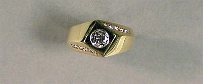 Lot 522 - Gentleman's Gold and Diamond Ring 14 kt....