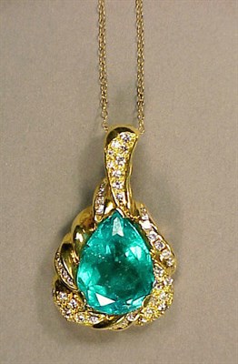 Lot 432 - Large Emerald and Diamond Pendant 18 kt....