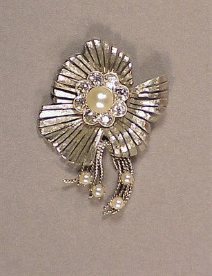 Lot 517 - Gold and Diamond Flower Brooch 14 kt. white...
