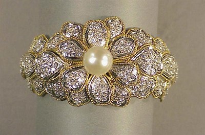 Lot 596 - Gold and Diamond Flower Bracelet 18 kt. yellow...