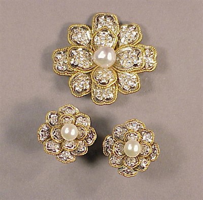 Lot 595 - Gold and Diamond Pin and Earring Set 18 kt....