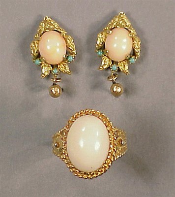 Lot 12 - Coral Ring and Earring Set 14 kt. yellow gold,...