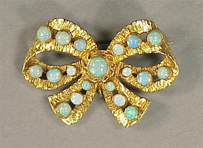 Lot 137 - Gold and Opal Brooch 14 kt. yellow gold,...