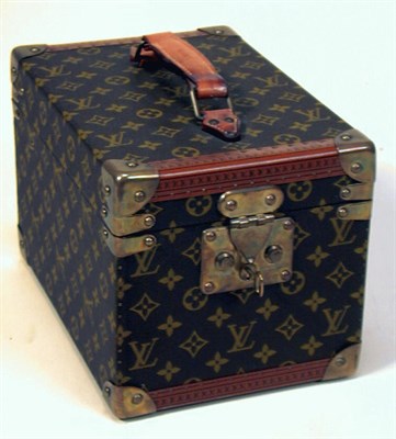 Lot 1210 - Louis Vuitton Beauty Case Boite Flacons...