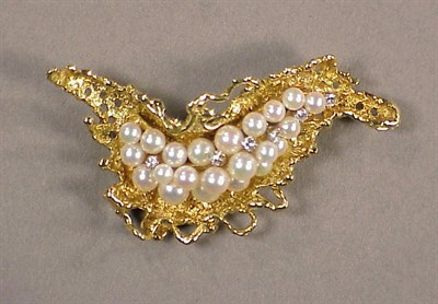 Lot 210 - Gold and Cultured Pearl Brooch 14 kt. yellow...
