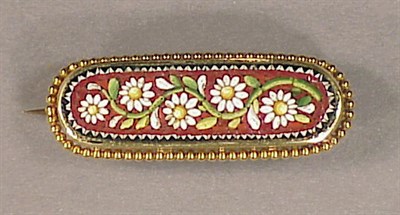 Lot 92 - Gold and Micromosaic Bar Pin Yellow gold, of...
