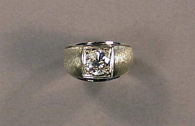Lot 388 - Gentleman's Gold and Diamond Ring 14 kt. white...