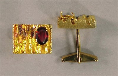 Lot 353 - Pair of Gold Cufflinks 18 kt. yellow gold, of...