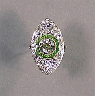 Lot 623 - Yellow Diamond Ring Platinum, the...